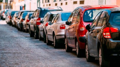 La mayoría de los coches están estacionados en la calle, expuestos al viento y la lluvia.