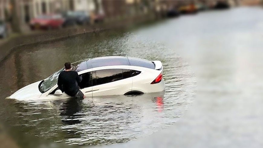 ¿Qué pasa si un coche eléctrico cae al agua?