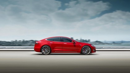 Cada vez que Tesla anuncia un nuevo modelo de sus coches eléctricos recibe...