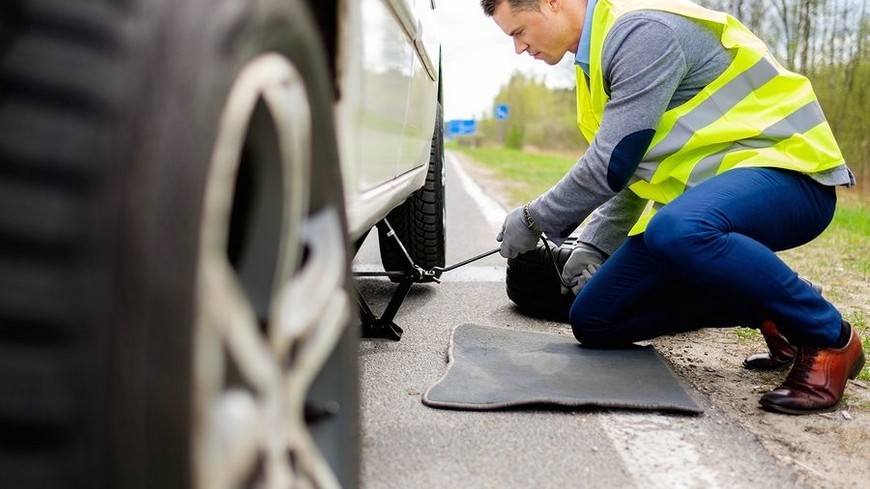 Cómo cambiar un neumático en 5 pasos