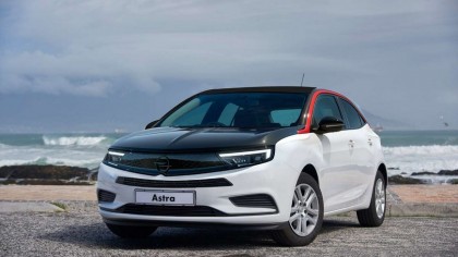 Opel Astra 2021 con tres colores diferentes