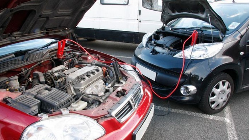 Cómo arrancar un coche que se ha quedado sin batería