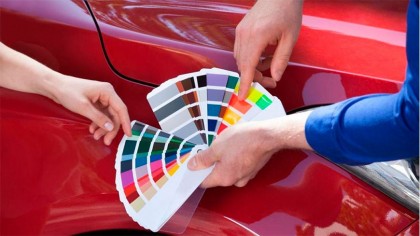 Cuando se trata de reparar la pintura del coche, es importante conocer el código de pintura del mismo, ya que, aunque todos parezcan iguales, hay miles de colores disponibles.