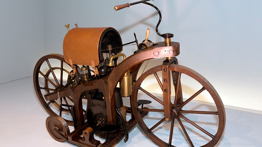 La primera moto con motor de combustión interna: ¿Cuál fue su historia?