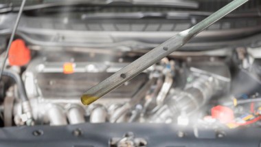 Si no has leído el manual del propietario de su vehículo, es posible que no sepas cuándo cambiar el aceite. No lo dejes al azar: aquí tienes algunos indicadores de que tu coche puede necesitar un cambio de aceite.
