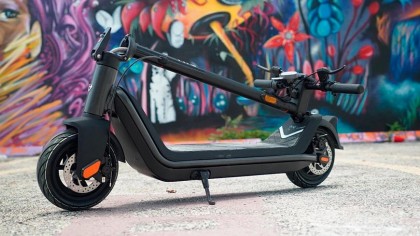 NIU es conocida por sus motos eléctricas. Sin embargo, la empresa acaba de anunciar su entrada en el mercado de los patinetes eléctricos con el NIU KQi3. Aunque se trata de un tipo de scooter eléctrico completamente nuevo para NIU, lo han conseguido a lo grande con su primer modelo.