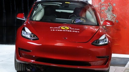Tesla Model 3 recibiendo un impacto lateral durante el Test Euro NCAP