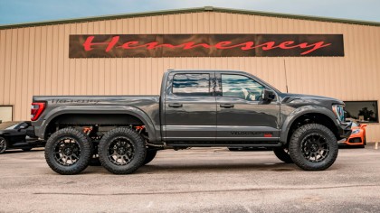 Entre los cambios estéticos de esta pick-up de tres ejes se encuentran nuevos parachoques delantero y trasero, faros LED mejorados y, por supuesto, los logotipos de Hennessey y VelociRaptoR.