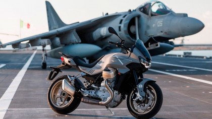 Con la introducción de la joya de la corona de la marca, el Mandello del Lario, llega una edición muy especial - la Moto Guzzi V100 Mandello Aviazione Navale para los fans de Top Gun