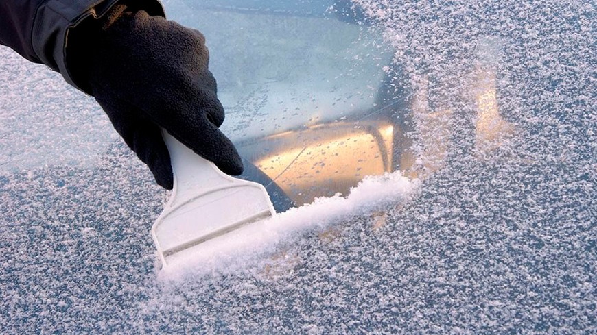 Hielo en el parabrisas: lo que no hay que hacer para quitarlo