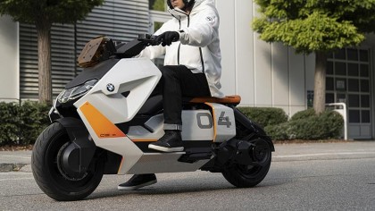 El BMW es más divertido que un maxi-scooter tradicional -gracias a su rápida y silenciosa aceleración- y su delgado diseño hace que sea más fácil moverse por el congestionado tráfico de la ciudad. También está disponible con tracción trasera y está repleto de estilo y tecnología. Es una obra maestra de estilo e ingeniería.