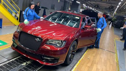 Descubre el legado del Chrysler 300C, un ícono automotriz que se despide tras 20 años en el mercado. Ventajas, historia y despedida en 2024.