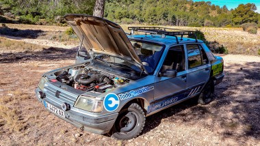 Te mostramos técnicas clave para manejar en terrenos extremos con rocas, subidas y bajadas en el desierto de forma segura y efectiva.