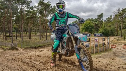 Después de varios años en desarrollo, la buena noticia es que ya puedes comprar la excitante crossover eléctrica EMX XF30, basada en el chasis de la Yamaha YZ250F. 