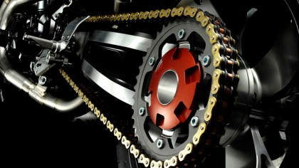 La cadena de nuestra moto es la encargada de transmitir el giro del motor a la rueda trasera. Hoy te enseñamos cómo limpiar correctamente la cadena de tu moto.