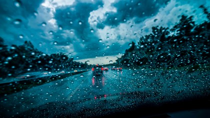 Controla la velocidad, manten una distancia suficiente entre tu vehículo y el que te precede y utiliza las luces de cruce.