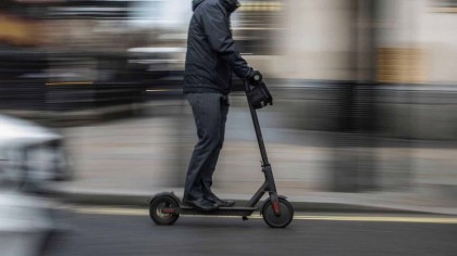 Los patinetes eléctricos no pueden circular por la calzada según la DGT