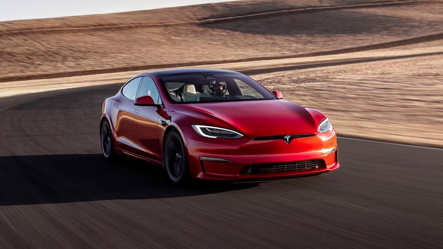 Brutal vídeo de un Tesla Model S Plaid a más de 300 km/h por la autovía