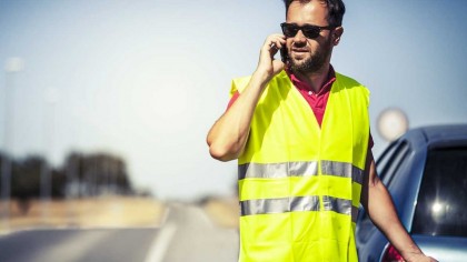 Es obligatorio ponerse el chaleco de alta visibilidad al bajarse del coche en cualquier vía interurbana