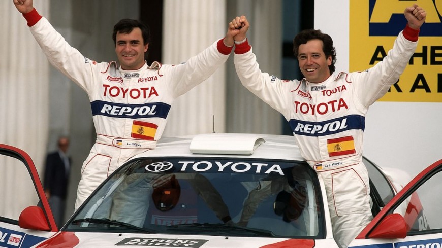 Carlos Sainz logró en 1990 su primera victoria en el WRC en el Rally Acrópolis, marcando un hito histórico para el automovilismo español.