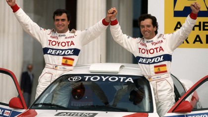 Carlos Sainz logró en 1990 su primera victoria en el WRC en el Rally Acrópolis, marcando un hito histórico para el automovilismo español.