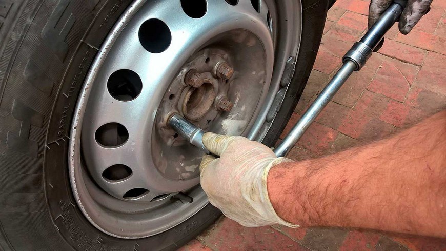 Cambiar la rueda del coche, una solución a problemas en la carretera