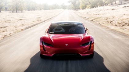 Tesla Roadster Rojo en una carretera del desierto