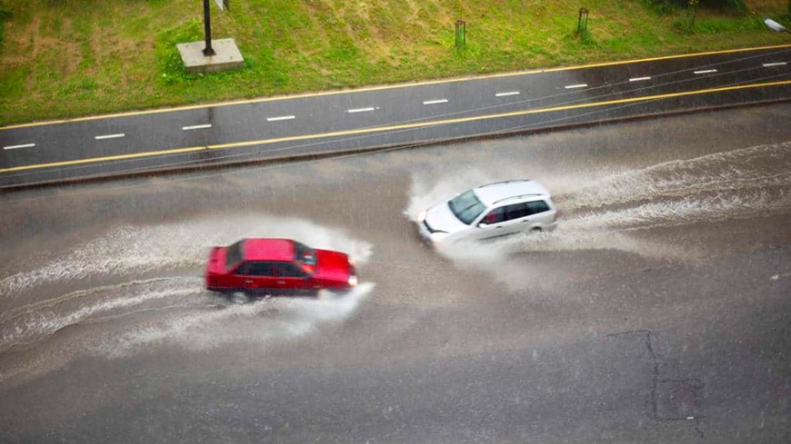Conducción segura: qué es el aquaplaning y cómo se evita