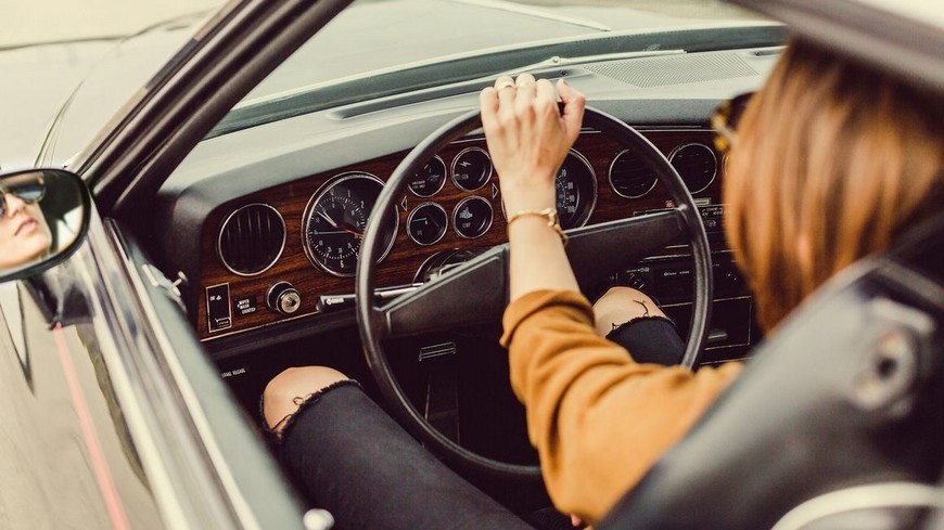 Mujeres manejando el mundo del motor