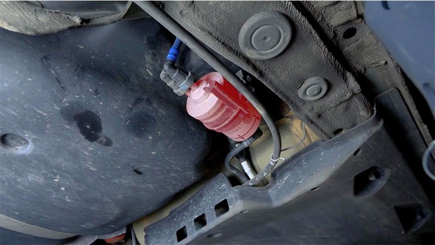 Cómo cambiar el filtro de la gasolina tú mismo si está debajo del vehículo